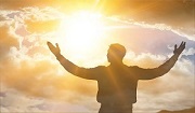 Homme tourné vers le soleil qui ressent la spiritualité, ce "quelque chose et moi". (article)