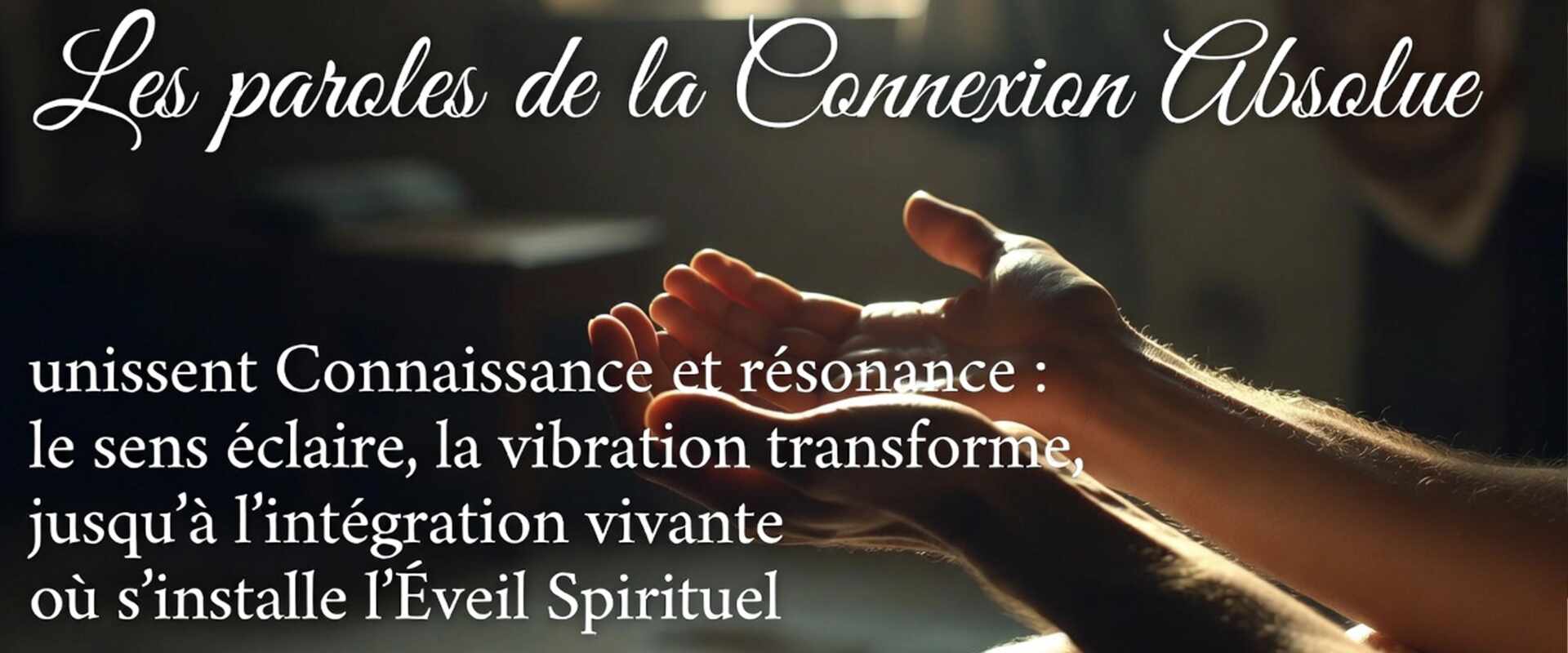 mains ouvertes vers le ciel accueillant l'éveil spirituel