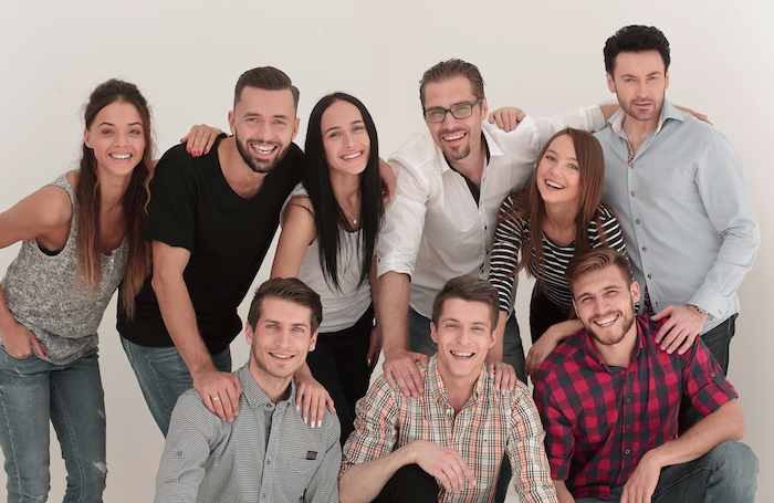 Groupe de gens heureux loin du covid-19.